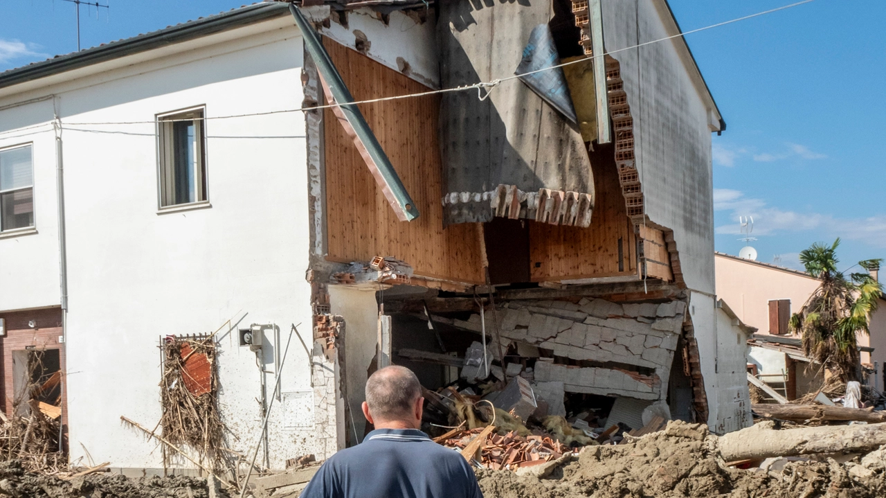 Case distrutte e edifici crollati a Lamone