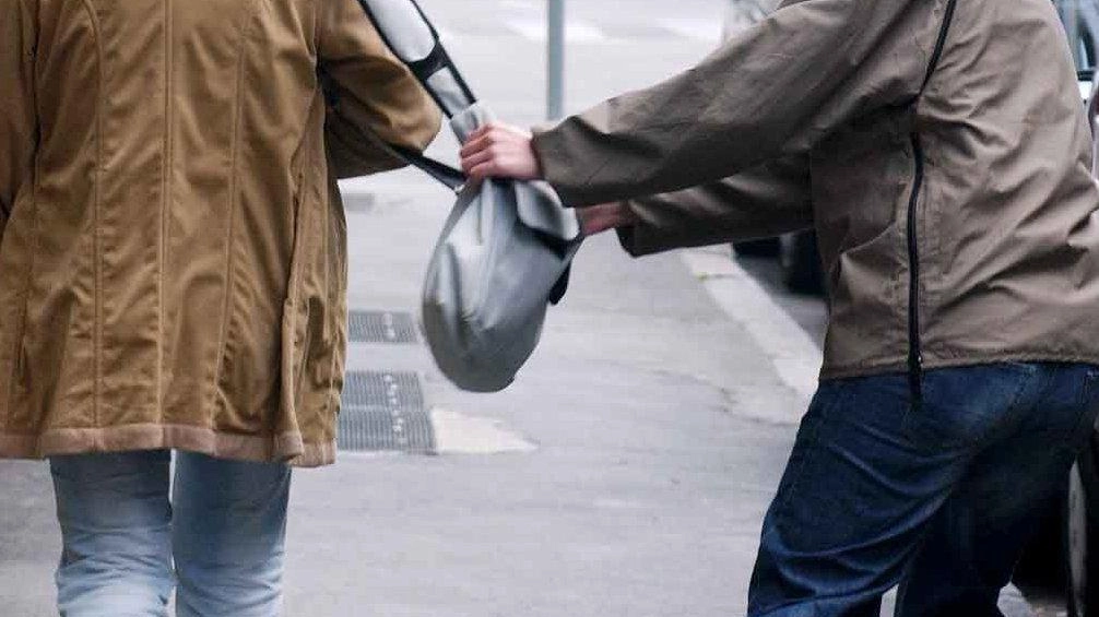 Scippo violento nel parcheggio. Condannato a quattro anni