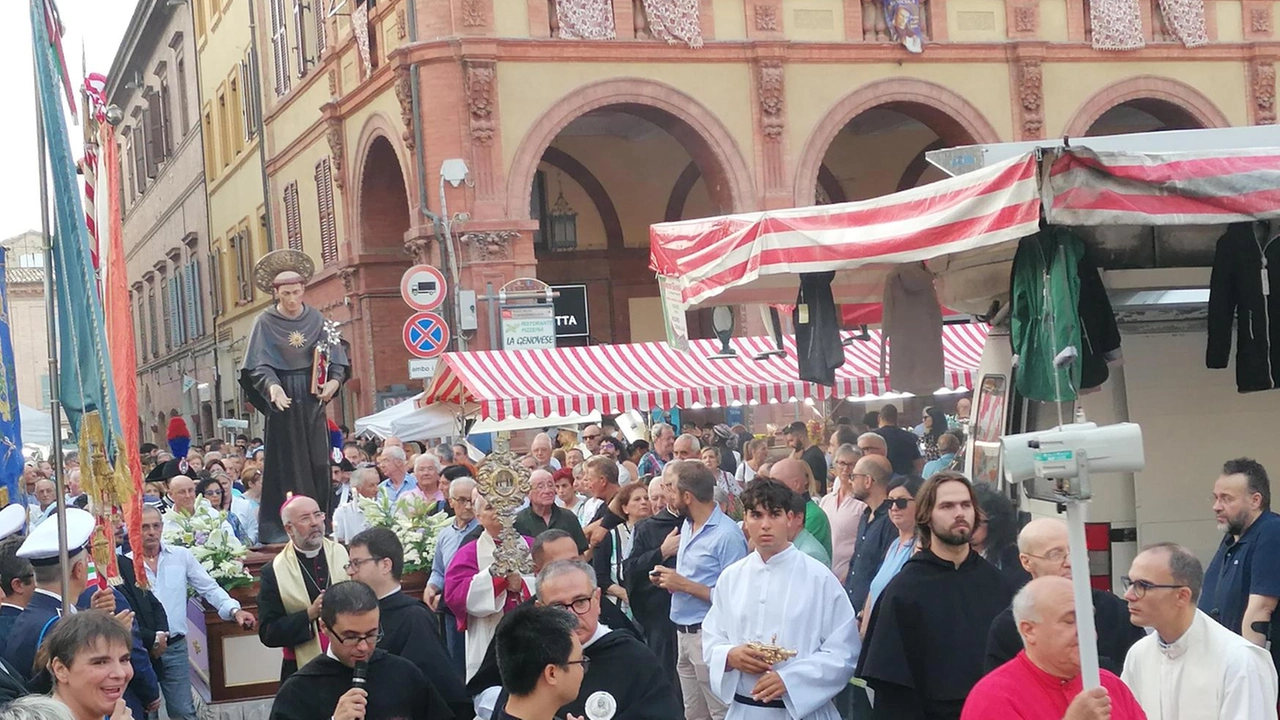 Processione e folla in centro per una delle passate edizioni delle feste dedicate a San Nicola, patrono di Tolentino