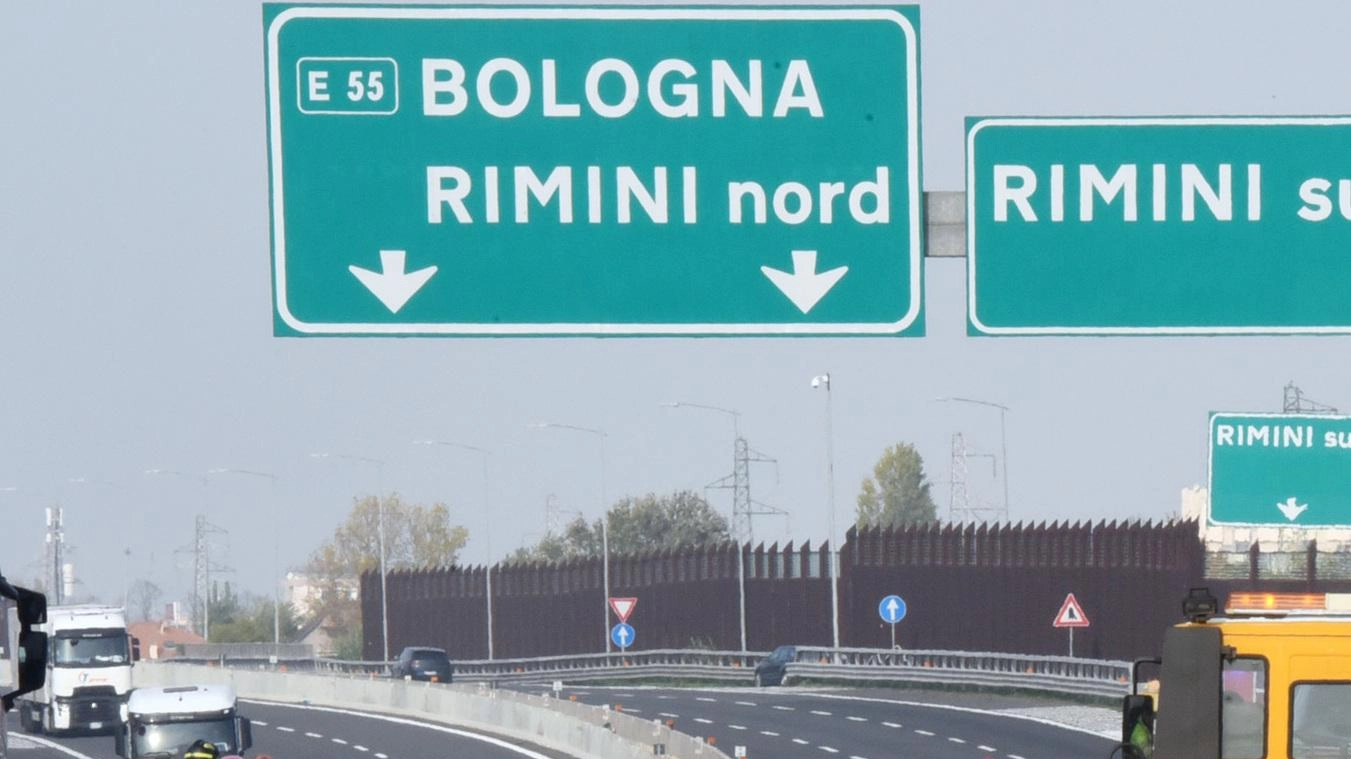 Incidente in autostrada. Un Tir e sei auto   paralizzano il traffico