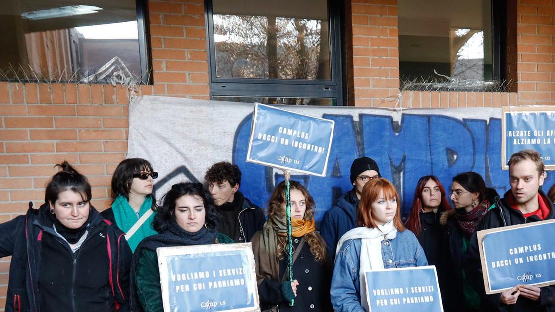 Camplus, protesta dei collettivi. Tensioni e tafferugli, due contusi