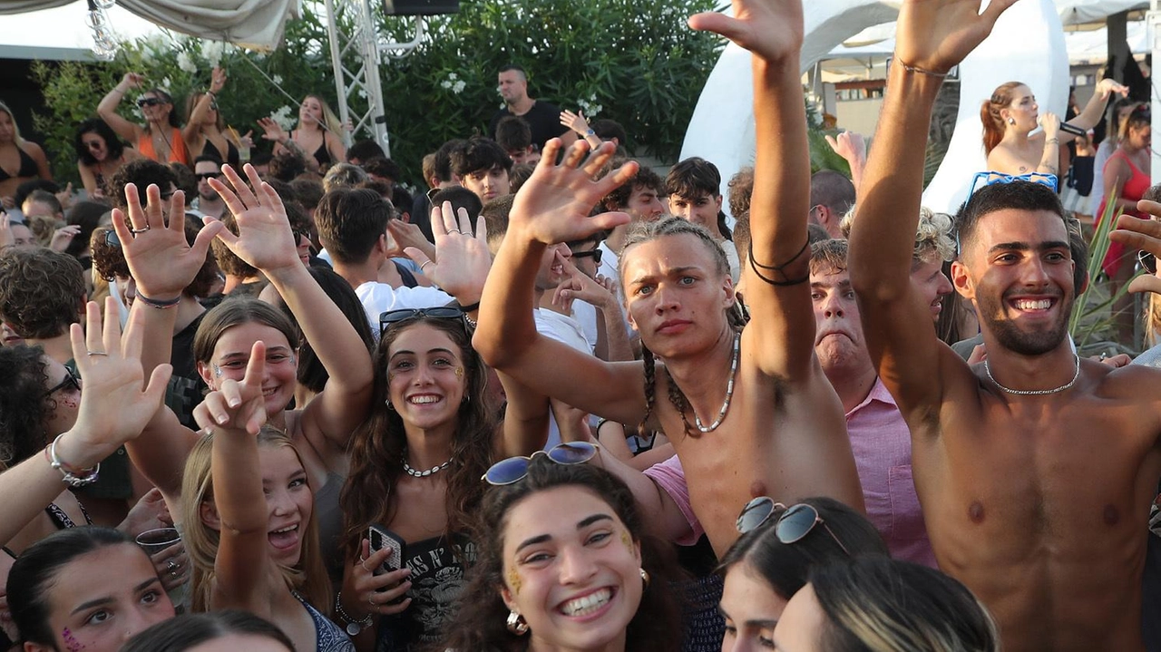 Aperitivo in spiaggia a Marina di Ravenna (Foto Fabrizio Zani)