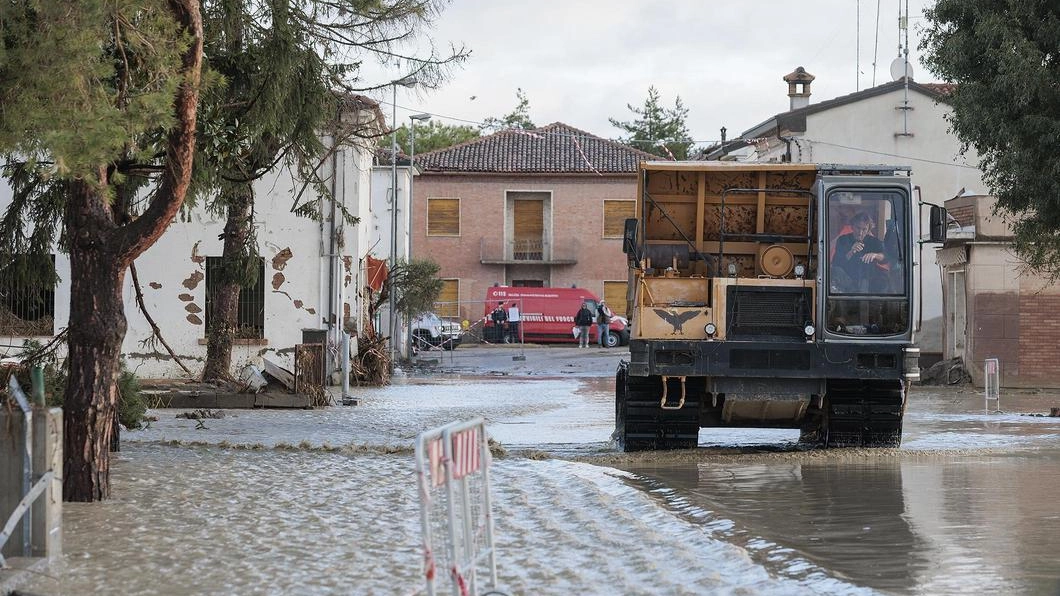 Interessata dagli allagamenti solo la ’zona rossa’, dove ci sono le case più colpite da demolire. Il Comune spiega che le palancole piantate di recente hanno retto, ma la terra al di sopra no.