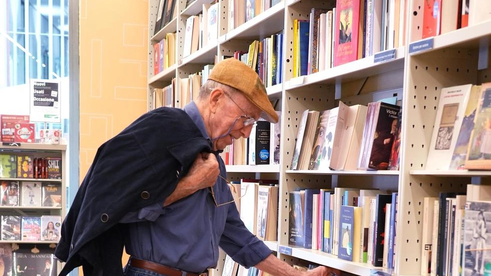 Un lettore tra gli scaffali di una delle librerie modenesi aperte