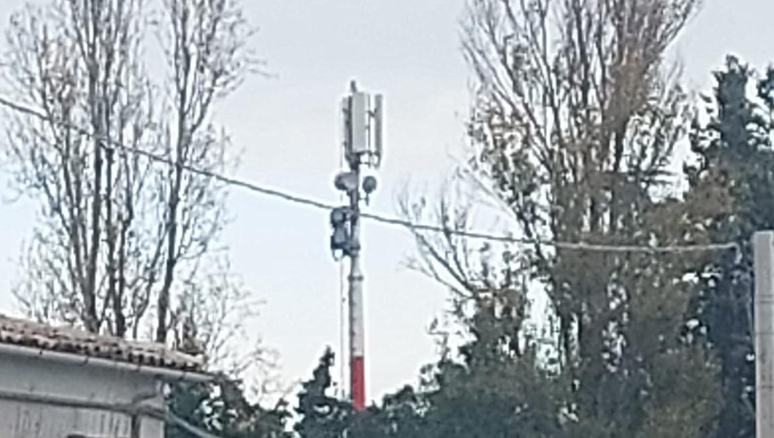 Proteste per la maxi antenna, una dottoressa: “I pazienti non possono chiamarmi”