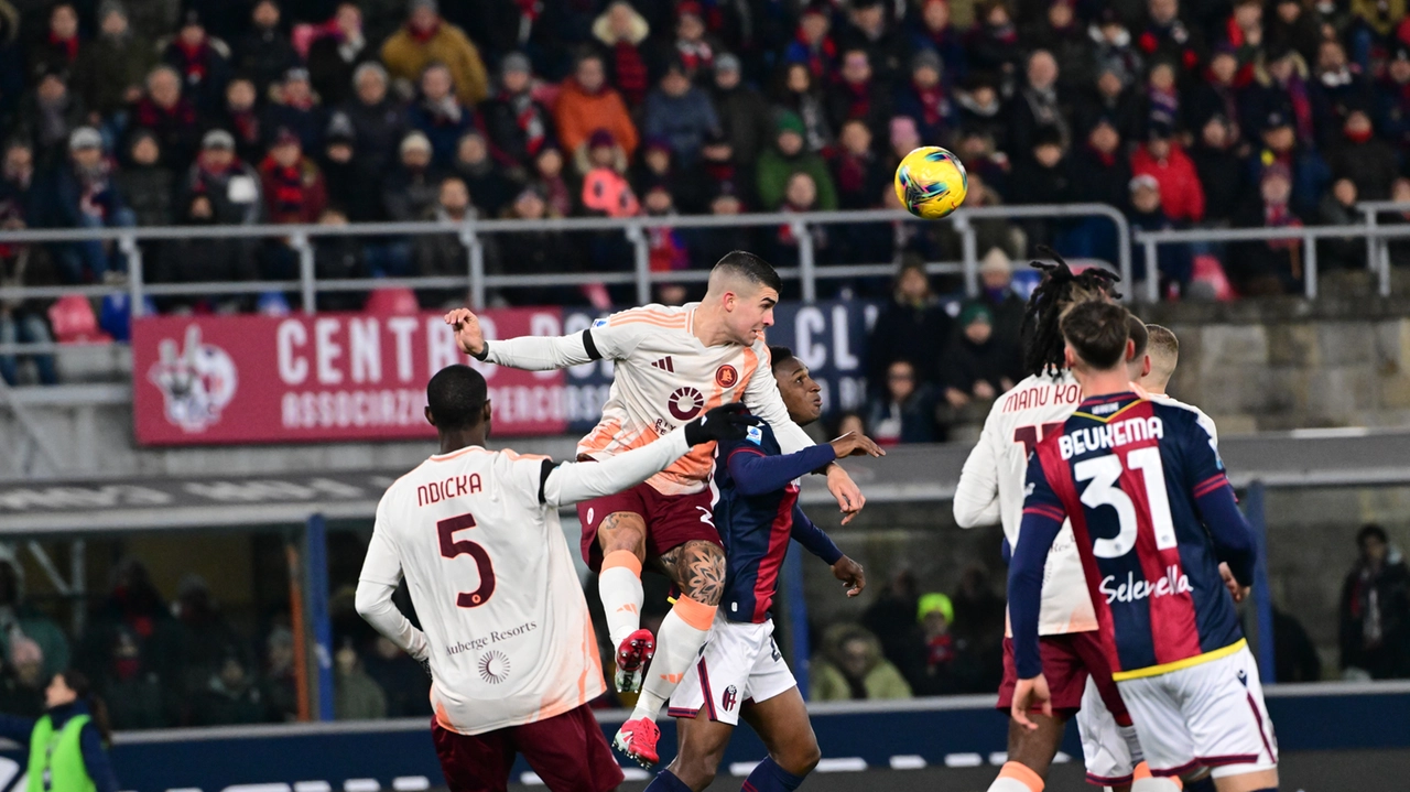 Un momento del match al Dall'Ara tra Bologna e Roma (FotoSchicchi)