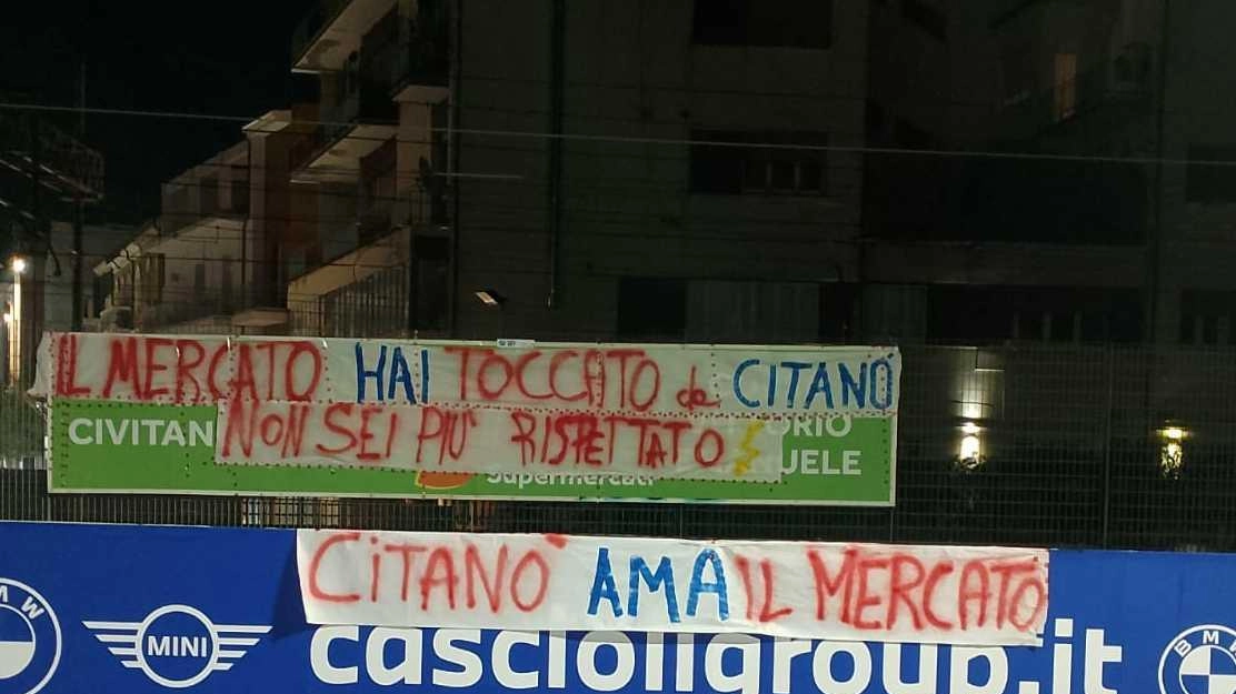 Lo striscione apparso sul mercato settimanale annullato