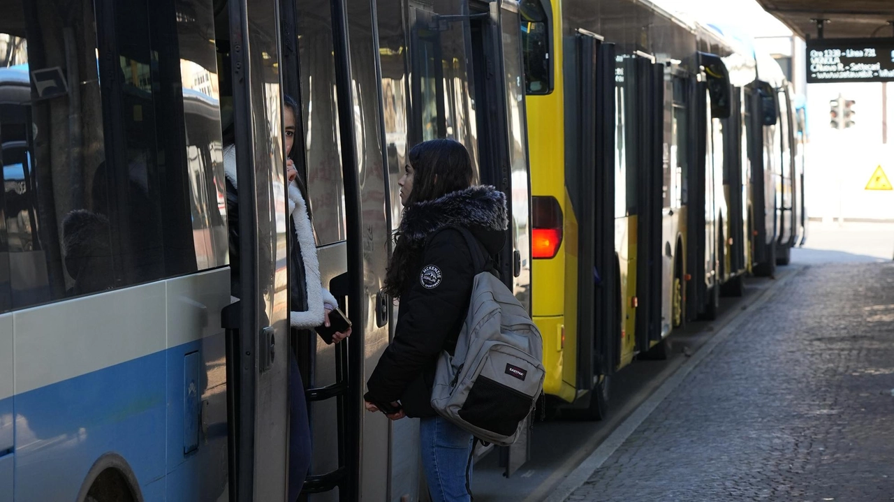 Il sindacato Usb Lavoro privato trasporti chiede chiarezza su futuro azienda Seta: fusione società regionali, finanziamenti diseguali e rappresentanza sindacale in discussione.