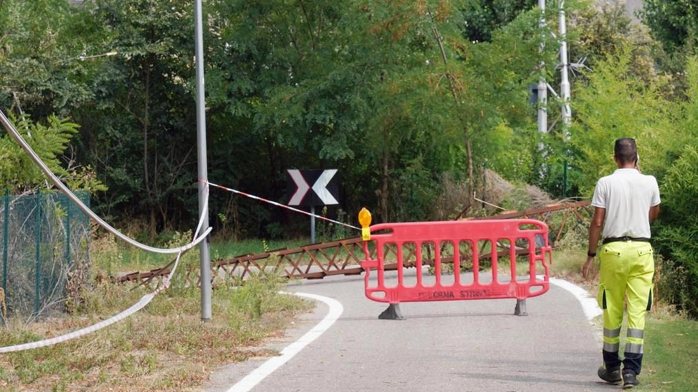 A causa del violento nubifragio dello scorso 7 agosto in via delle Biscie è precipitato in strada un traliccio: nessuno lo ha portato via