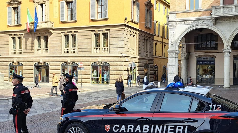 Carabinieri in centro a Reggio