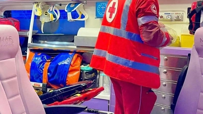 Incidente vicino alle strisce e alla fermata dei mezzi: portata d’urgenza in ospedale