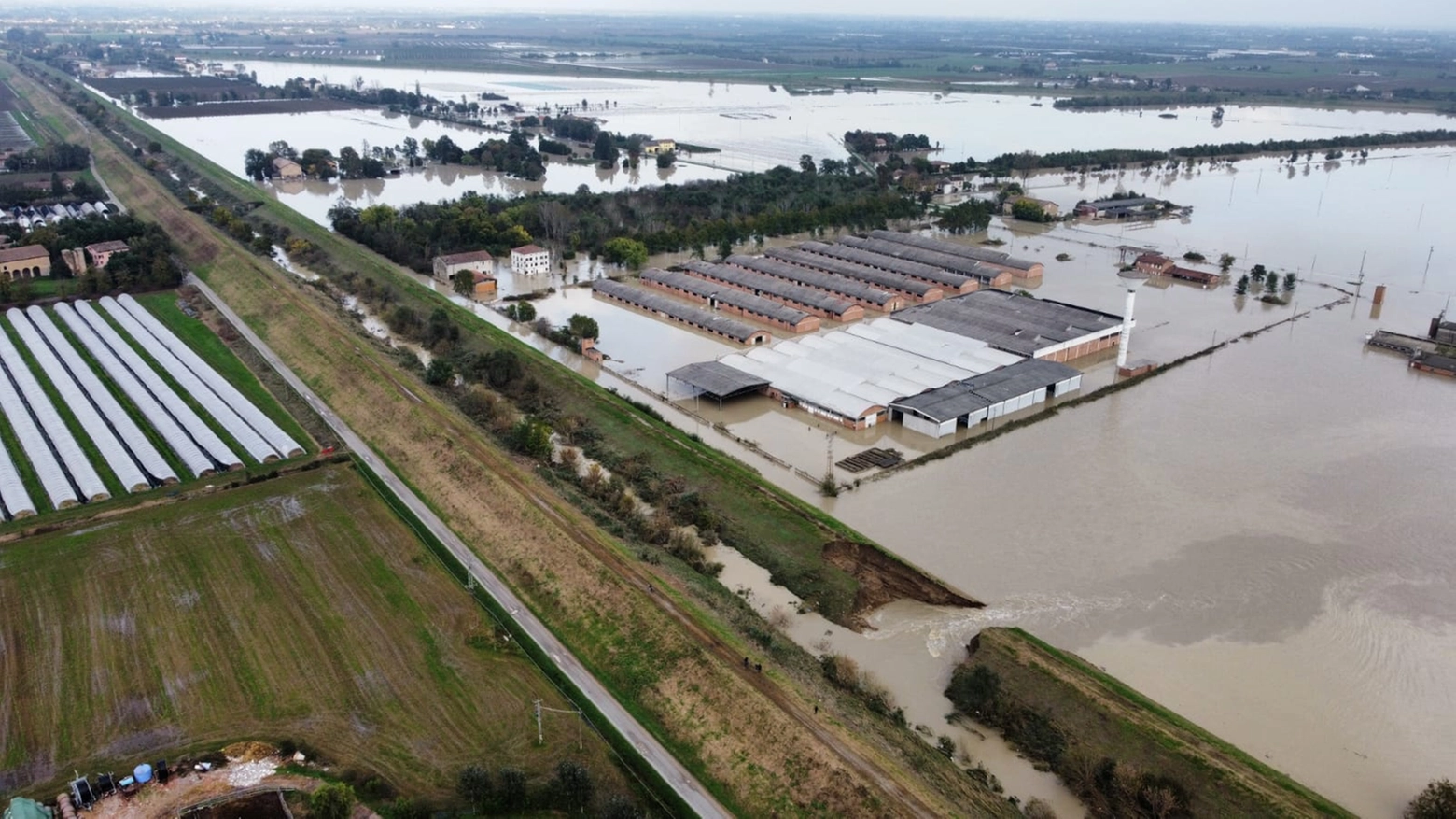 Il punto dove si è rotto l'argine del Crostolo