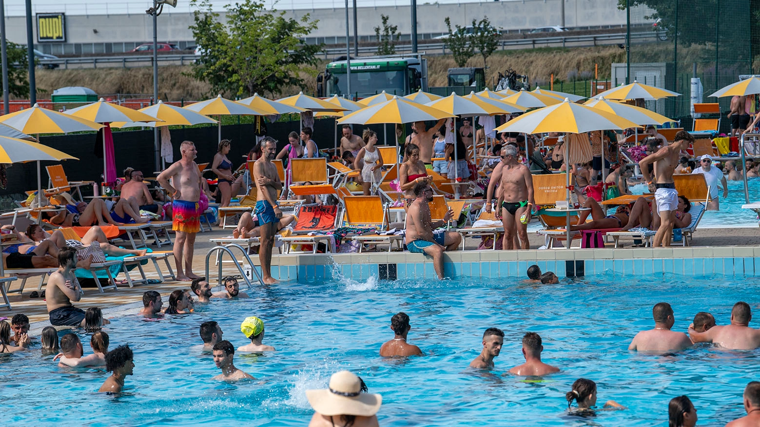 Una foto d’archivio della piscina dell’hotel Molino Rosso, molto frequentata