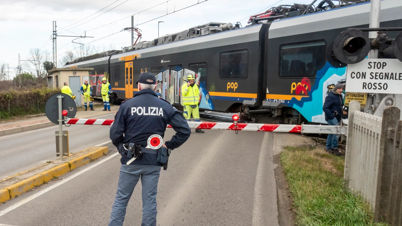 Operai alla ferrovie dopo il passaggio del treno a Faenza (foto Stefano Tedioli)