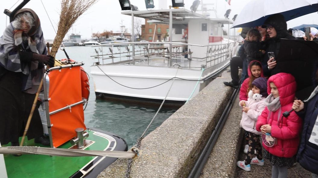 Lo sbarco, un anno fa, della Befana al bacino dei pescherecci di Marina di Ravenna