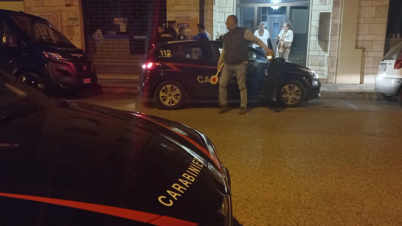 I carabinieri davanti alla palazzina di via Gramsci, a Chiaravalle, nella quale sono stati trovati i cadaveri di madre e figlio