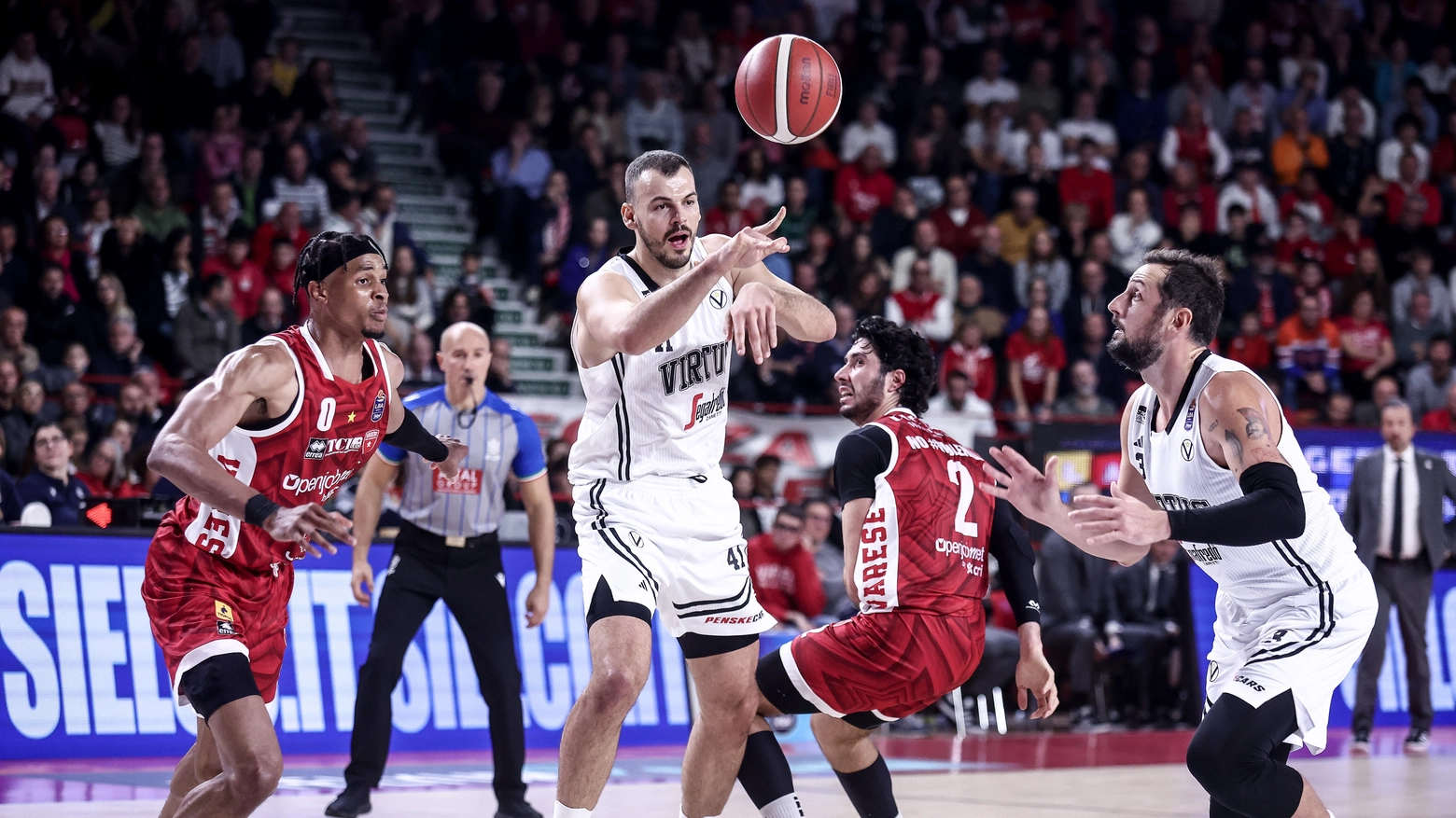 Un super Belinelli non basta alla V nera che accetta la sfida a chi segna di più contro i lombardi più precisi e lucidi nel finale