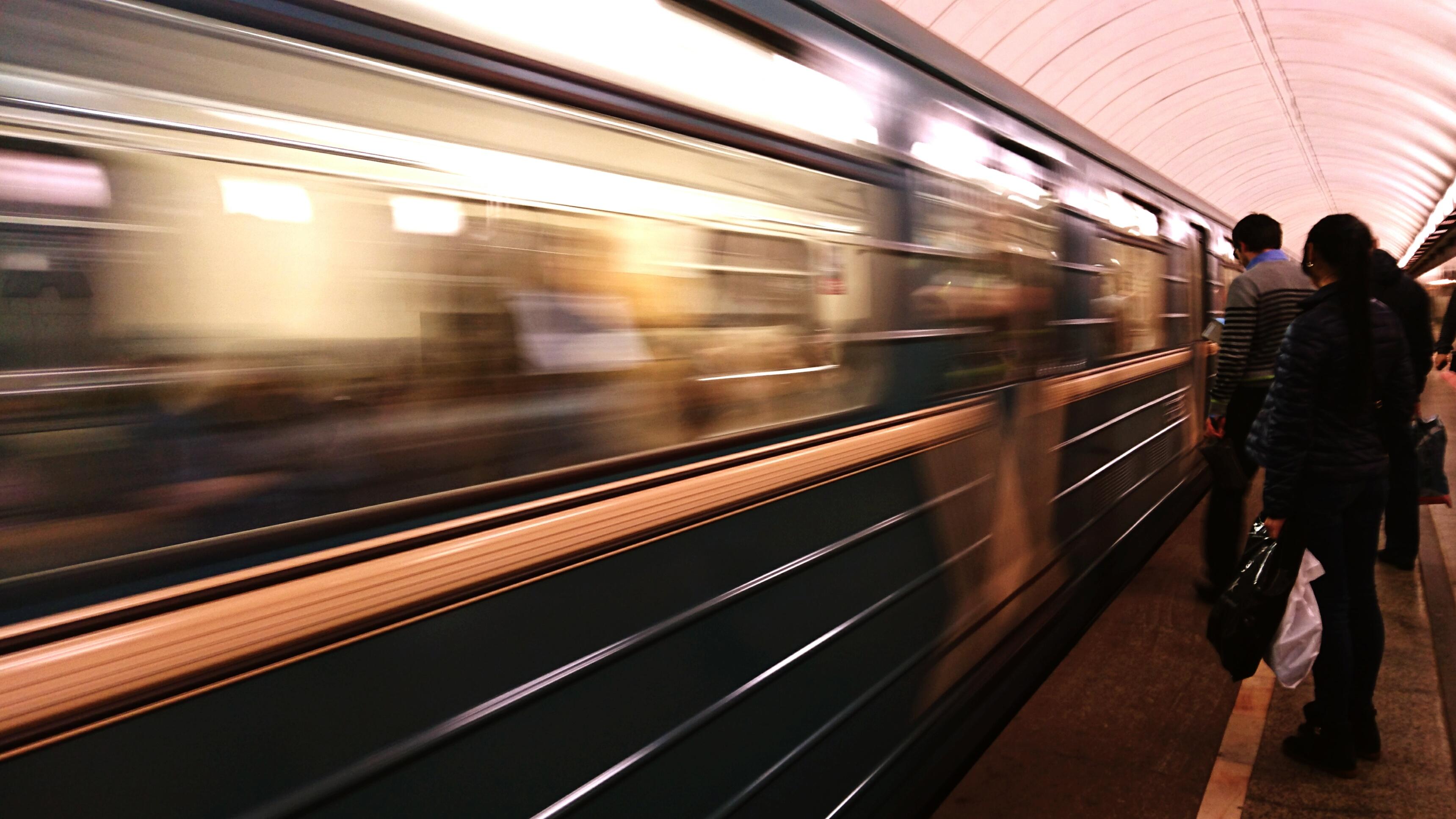 San Lazzaro, urtato dal treno e sbalzato: in ospedale un 50enne