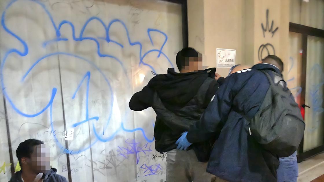 Follia e arresto al Piano. Gli chiedono i documenti. Una furia contro il poliziotto