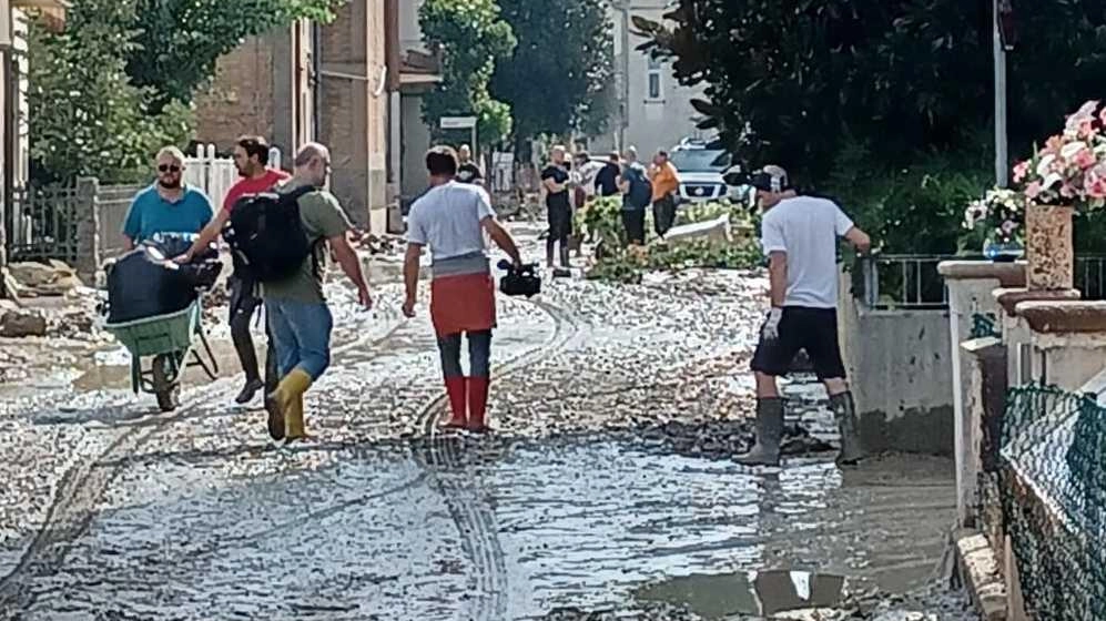 Gli evacuati scendono a 1200. Perimetrate le case lesionate