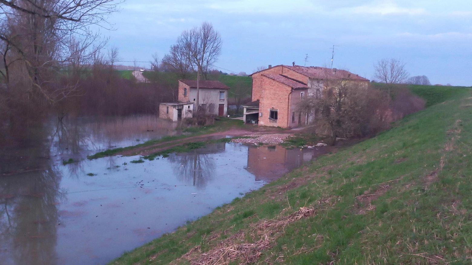 Il Po continua a salire: evacuate tre famiglie