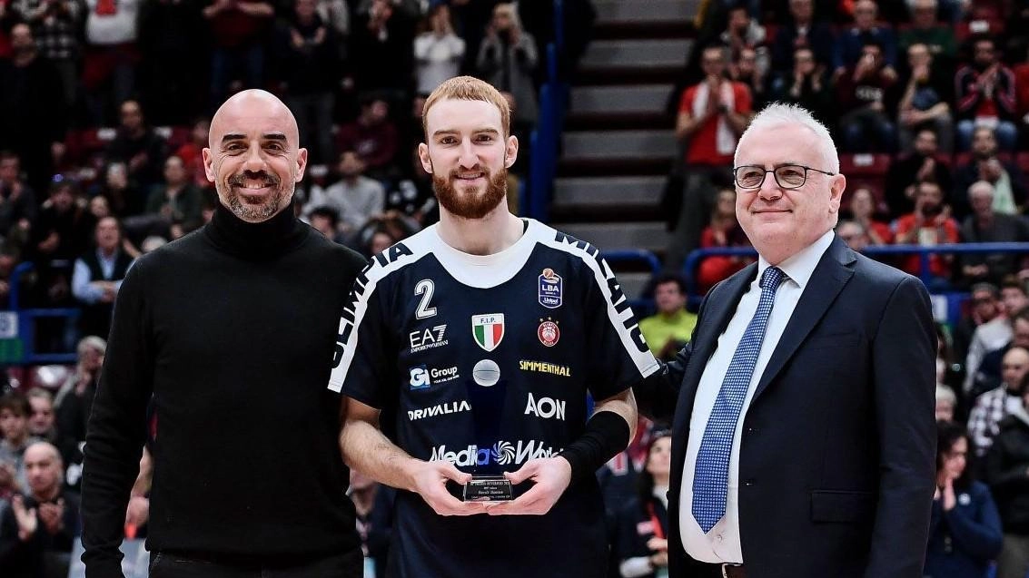 Consegnato a Nico Mannion il ‘Premio Reverberi’. Durante l’intervallo della partita tra i campioni d’Italia dell’Olimpia Milano e la Pallacanestro...