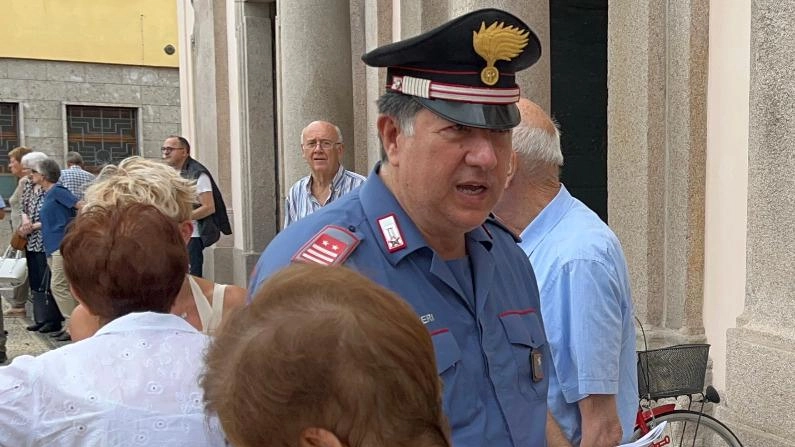 Tre giovani ben vestiti si spacciano per consulenti Hera a Montappone, cercando di convincere anziani a pagare un addebito fittizio sulla bolletta. I residenti allertano i carabinieri che indagano sul caso.