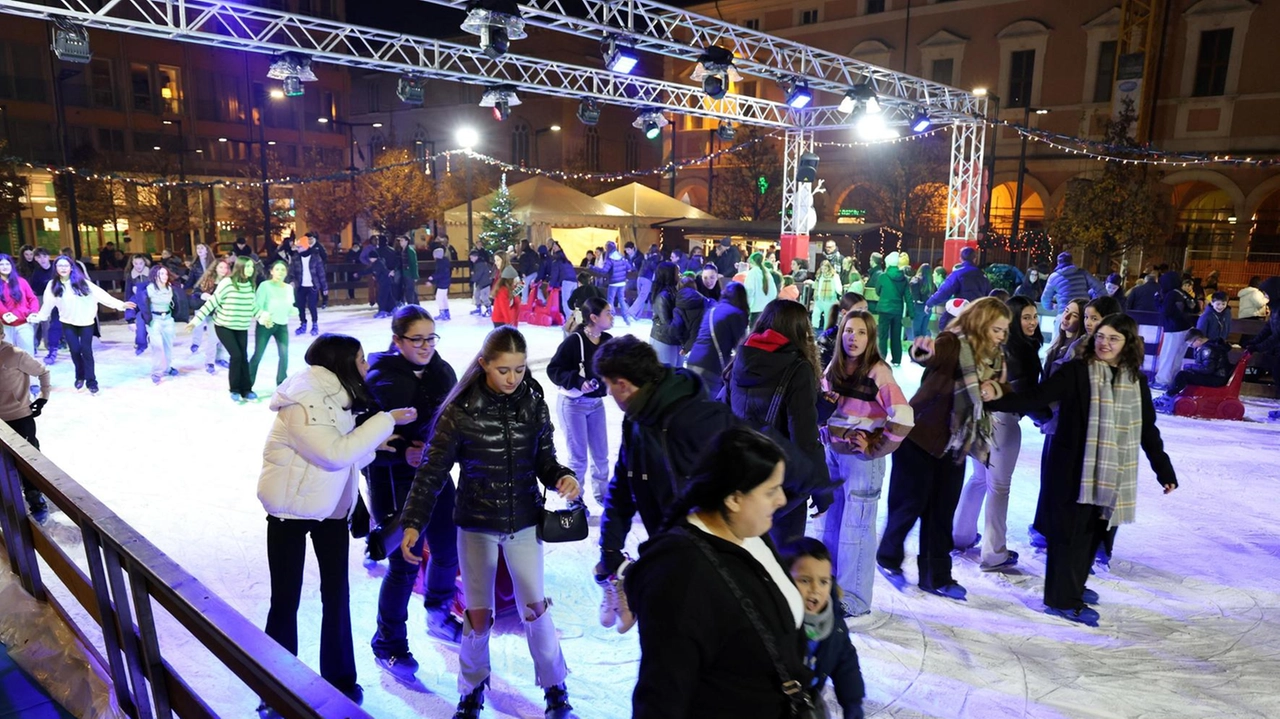 Il centro storico di Cesena si anima con luminarie, concerti e attrazioni natalizie, tra cui la pista di pattinaggio e il villaggio natalizio.