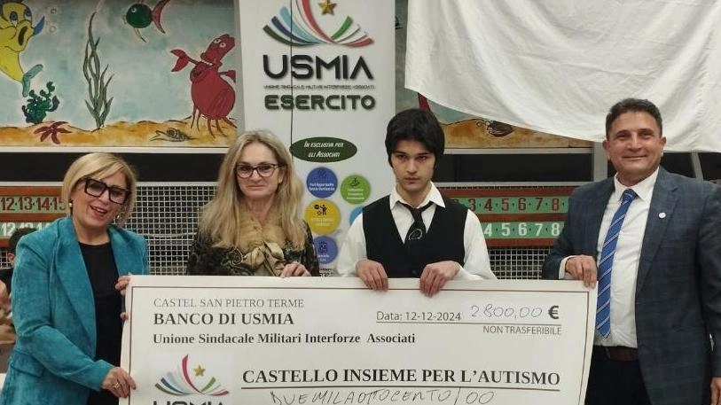 L’assegno da quasi 3mila euro che è stato donato all’associazione «Castello Insieme per l’Autismo», in prima linea per sostenere le famiglie