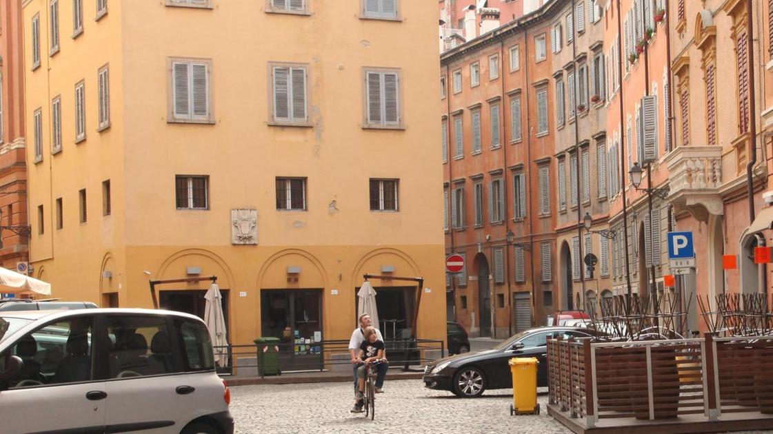 Ragazzino inseguito e minacciato si rifugia dentro un locale