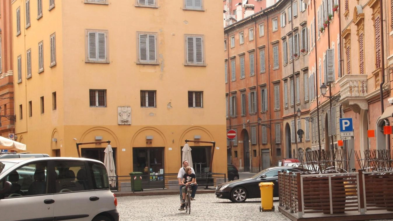 Giovani aggrediti in centro storico e zona movida a Modena, preoccupazione per violenze e rapine. Commercianti chiedono maggiori presidi, autorità e scuole cercano soluzioni.