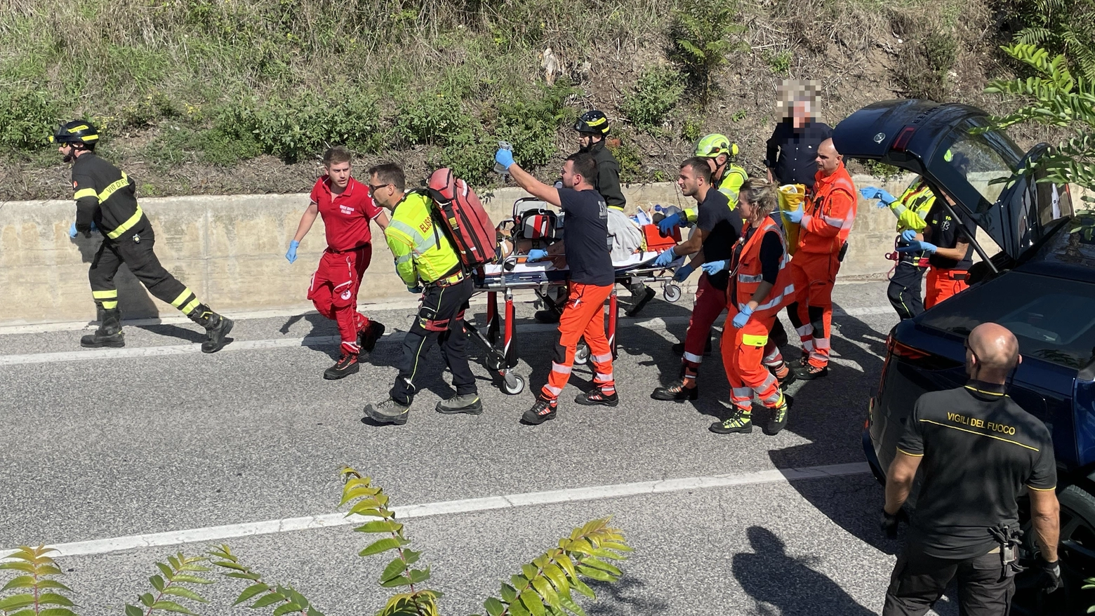 Sulla strada Carrareccia ha perso la vita, dopo uno schianto, una donna di 37 anni (foto Calavita)