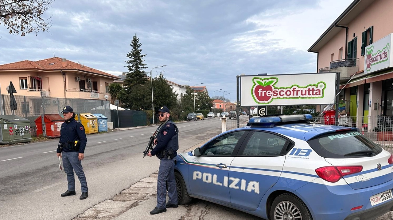 Sono stati gli agenti di polizia a sventare la truffa dopo la segnalazione dei dipendenti di una banca