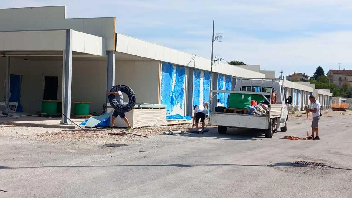 Operai al lavoro per preparare la cittadella sanitaria in via Colombo