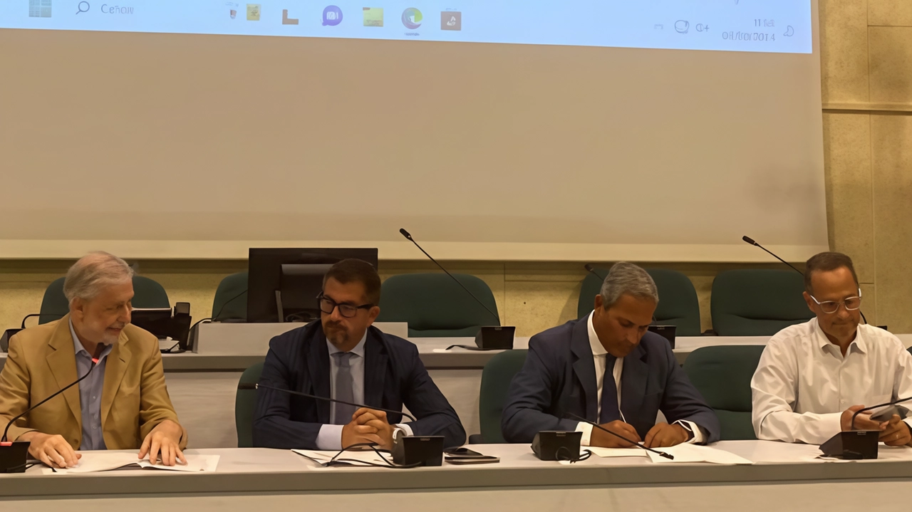 A destra, la conferenza stampa di ieri con il sindaco Silvetti e gli assessori Tombolini e Berardinelli