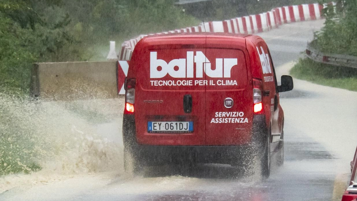 Casola Valsenio nuovamente minacciata da frane ed esondazioni dopo allagamenti causati dal rio Peschiera. Terreno instabile e strade chiuse, situazione critica con piogge in arrivo. Centro operativo comunale attivo per emergenze.