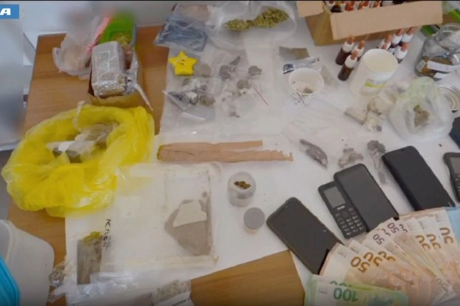 Parte del materiale sequestrato durante l'operazione anti droga a Modena