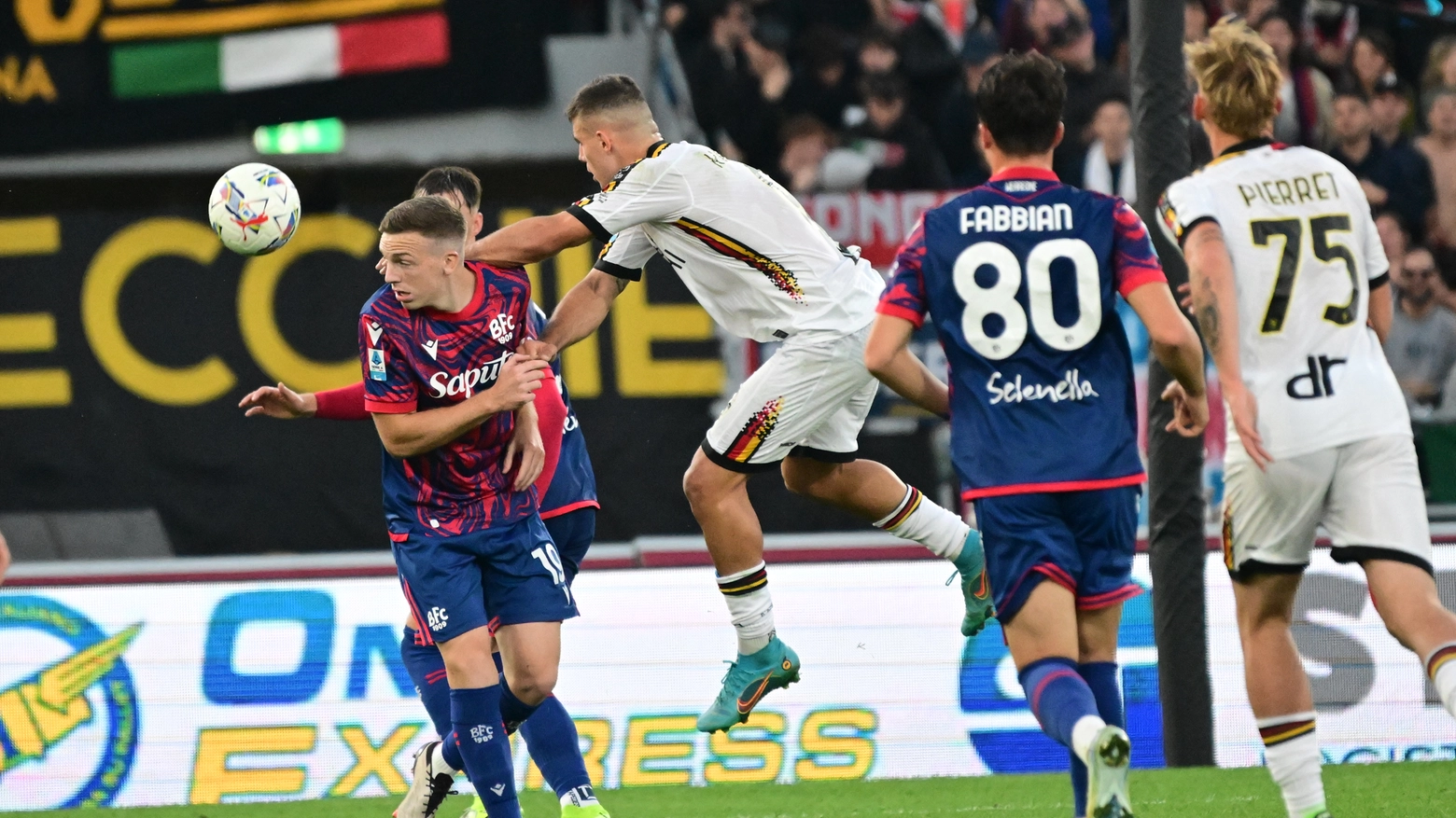 Bologna, un momento della partita contro il Lecce (foto Schicchi)