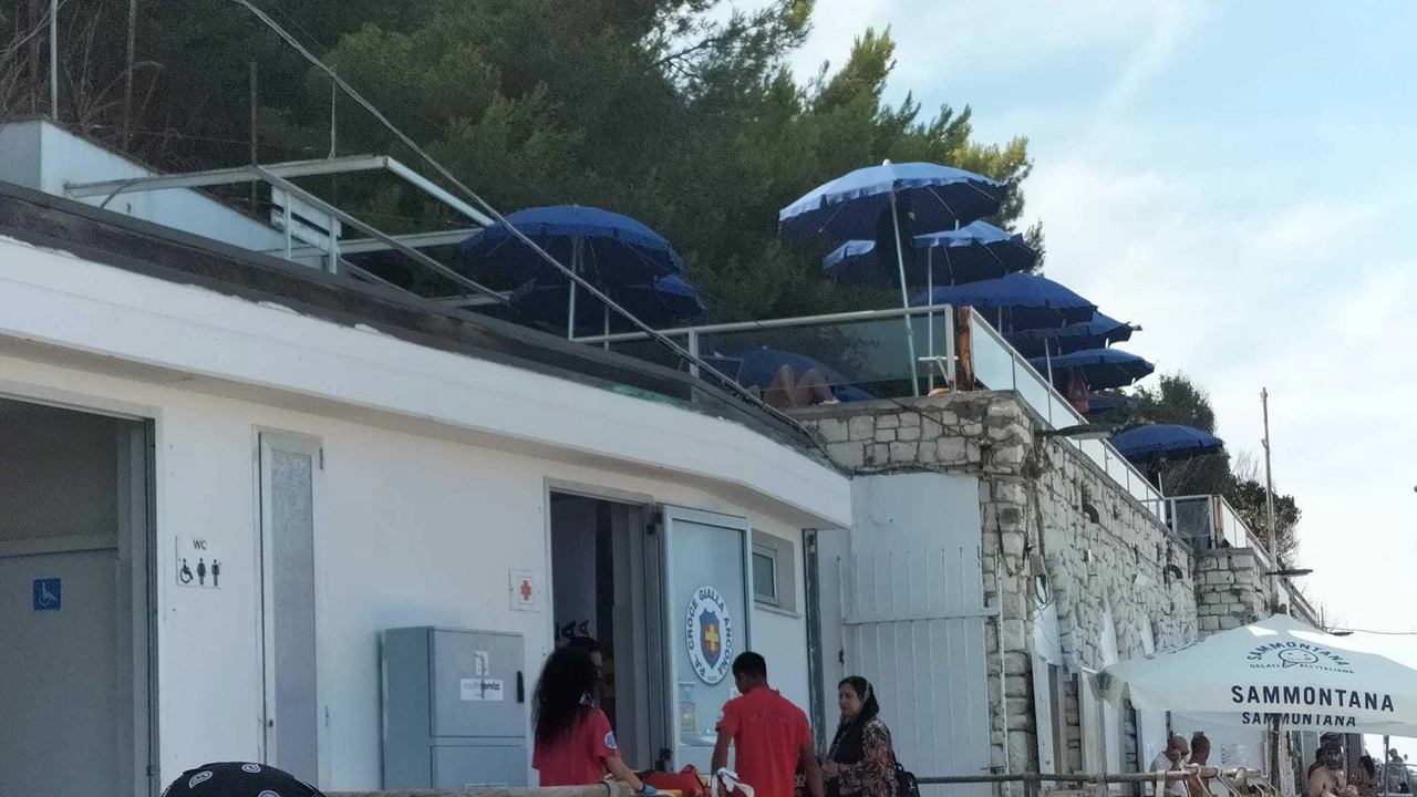 Sulla spiaggia del Passetto c’è anche una postazione sanitaria della Croce Gialla: ieri mattina non c’è stato bisogno del loro intervento