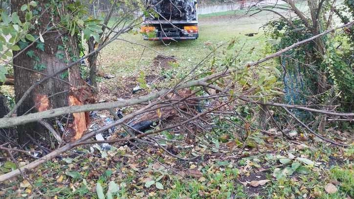 Con l’auto contro un albero. Quattro feriti in ospedale: due sono gravissimi