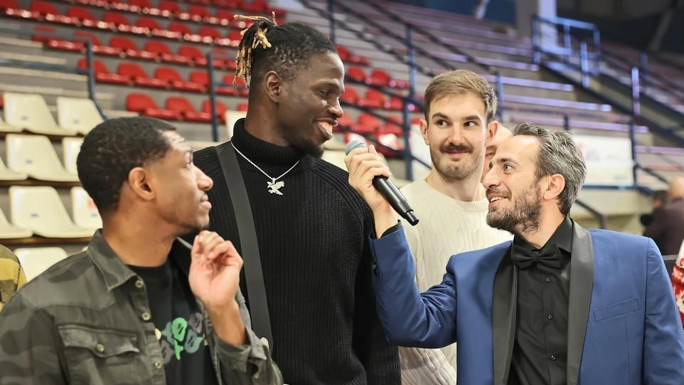 Tutta Rinascita Basket Rimini si è riunita al Flaminio per la sua Christmas Night. Festa, applausi a un inizio di stagione fantastico e brindisi di auguri