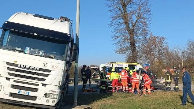 Giovedì l’ultimo schianto tra un’auto e un camion. L’esasperazione dei residenti:. "Siamo purtroppo alle solite".