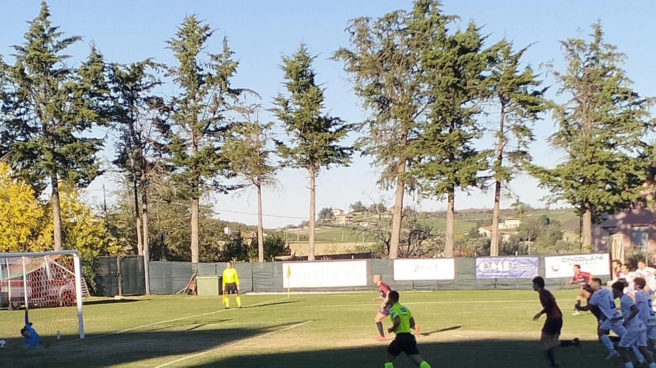 Con un uomo in meno i rossoblu chiaravallesi erano passati in vantaggio su calcio di rigore. Poi il ribaltone, ma gli ospiti non si sono arresi fino alla fine.