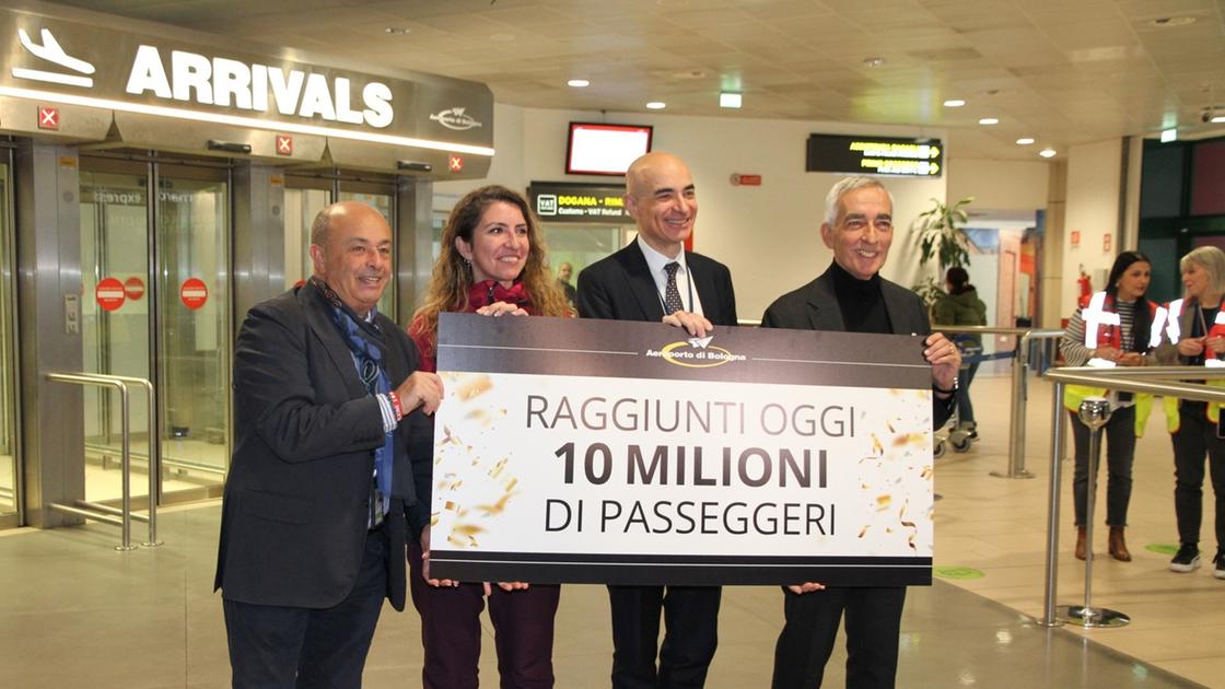 Aeroporto Marconi, premiata la passeggera numero 10 milioni: ecco la sorpresa