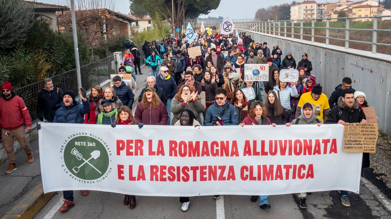 Manifestazione per la Romagna alluvionata e la resistenza climatica. Alluvionati in protesta (foto Stefano Tedioli)