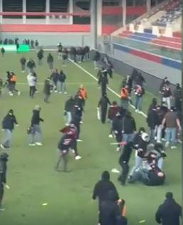 I tifosi entrano in campo, scontri alla fine del match tra L’Aquila e la Sambenedettese