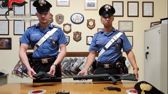 L'arsenale sequestrato dai carabinieri a casa del 30enne