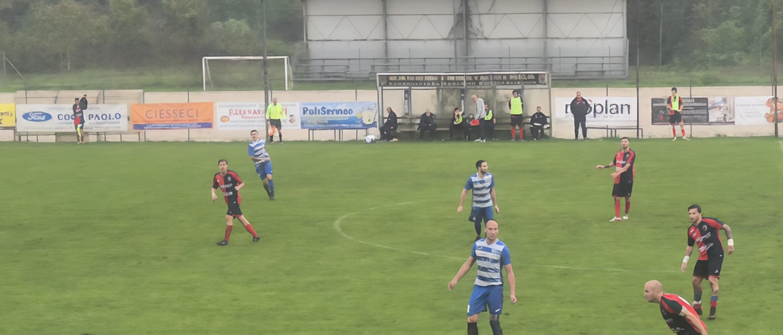 La Jesina vince con un poker di reti, ma la Fermignanese resta in testa. Omiccioli debutta bene, mentre la Biagio Nazzaro Chiaravalle sorprende. In Prima Categoria, Fc Osimo e Montemarciano continuano a dominare.