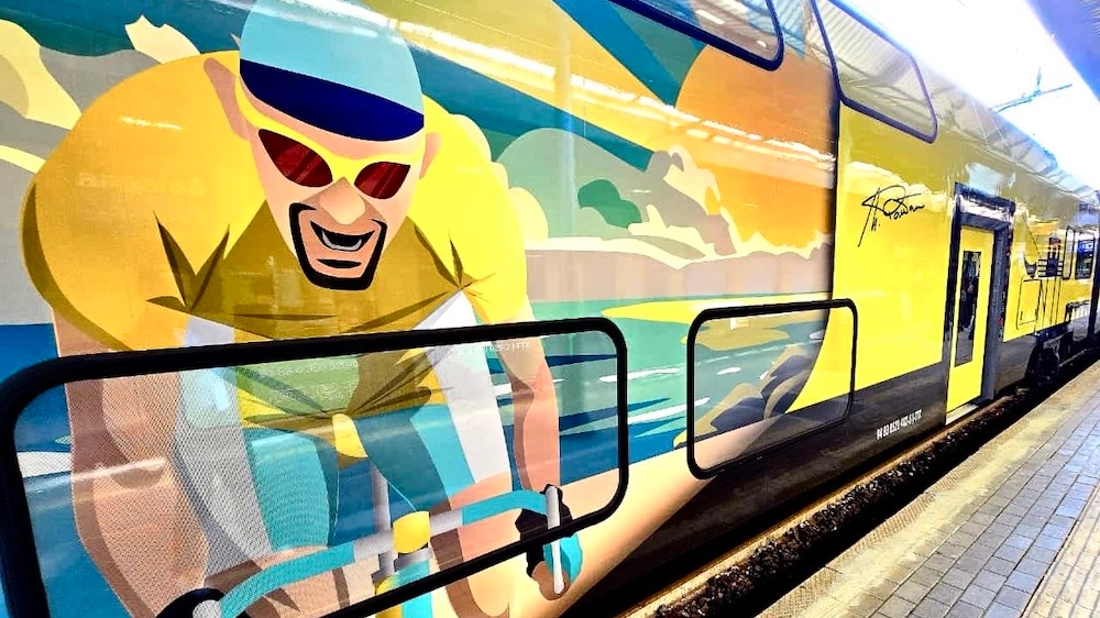 Il giallo predomina le fiancate del treno, dove saranno presenti anche i volti e i nomi di tre grandi campioni del nostro ciclismo