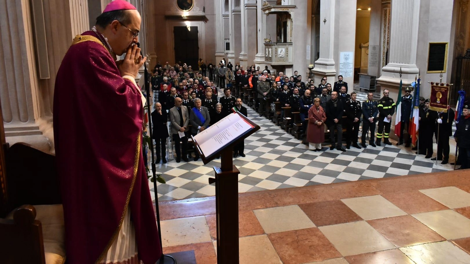 Messa pasquale "interforze" in Duomo. Il vescovo  benedice le uniformi